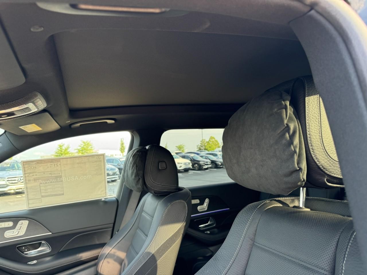 Mercedes-Benz GLS Vehicle Full-screen Gallery Image 30