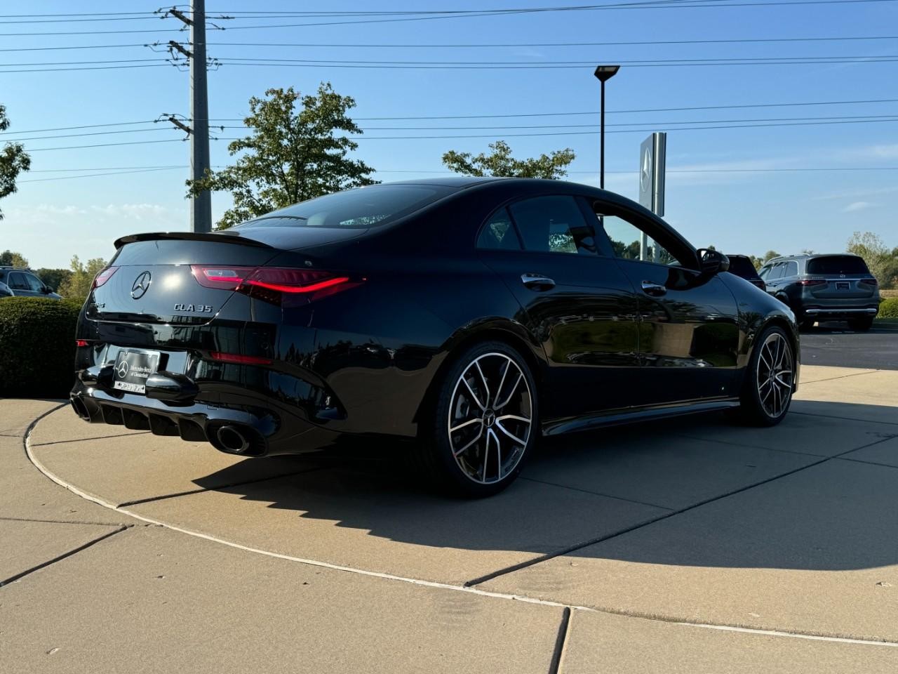 Mercedes-Benz CLA Vehicle Full-screen Gallery Image 4