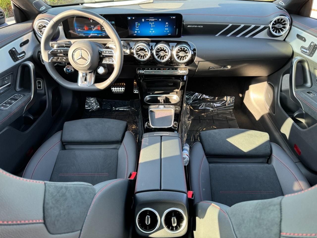 Mercedes-Benz CLA Vehicle Full-screen Gallery Image 6