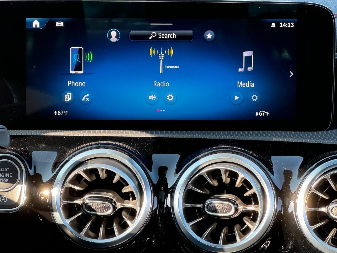 Mercedes-Benz CLA Vehicle Full-screen Gallery Image 8