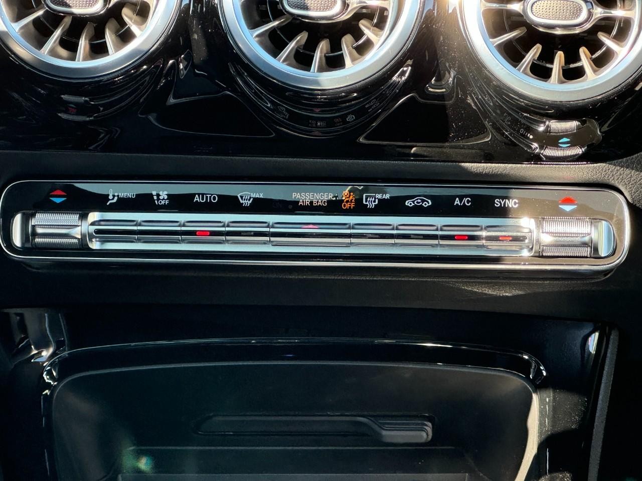 Mercedes-Benz CLA Vehicle Full-screen Gallery Image 9