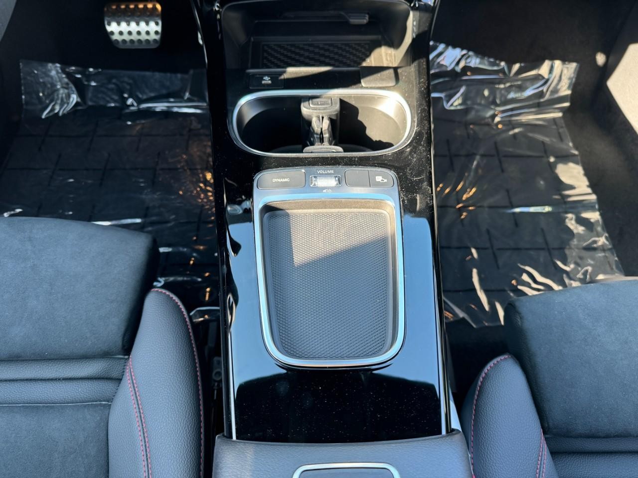 Mercedes-Benz CLA Vehicle Full-screen Gallery Image 10