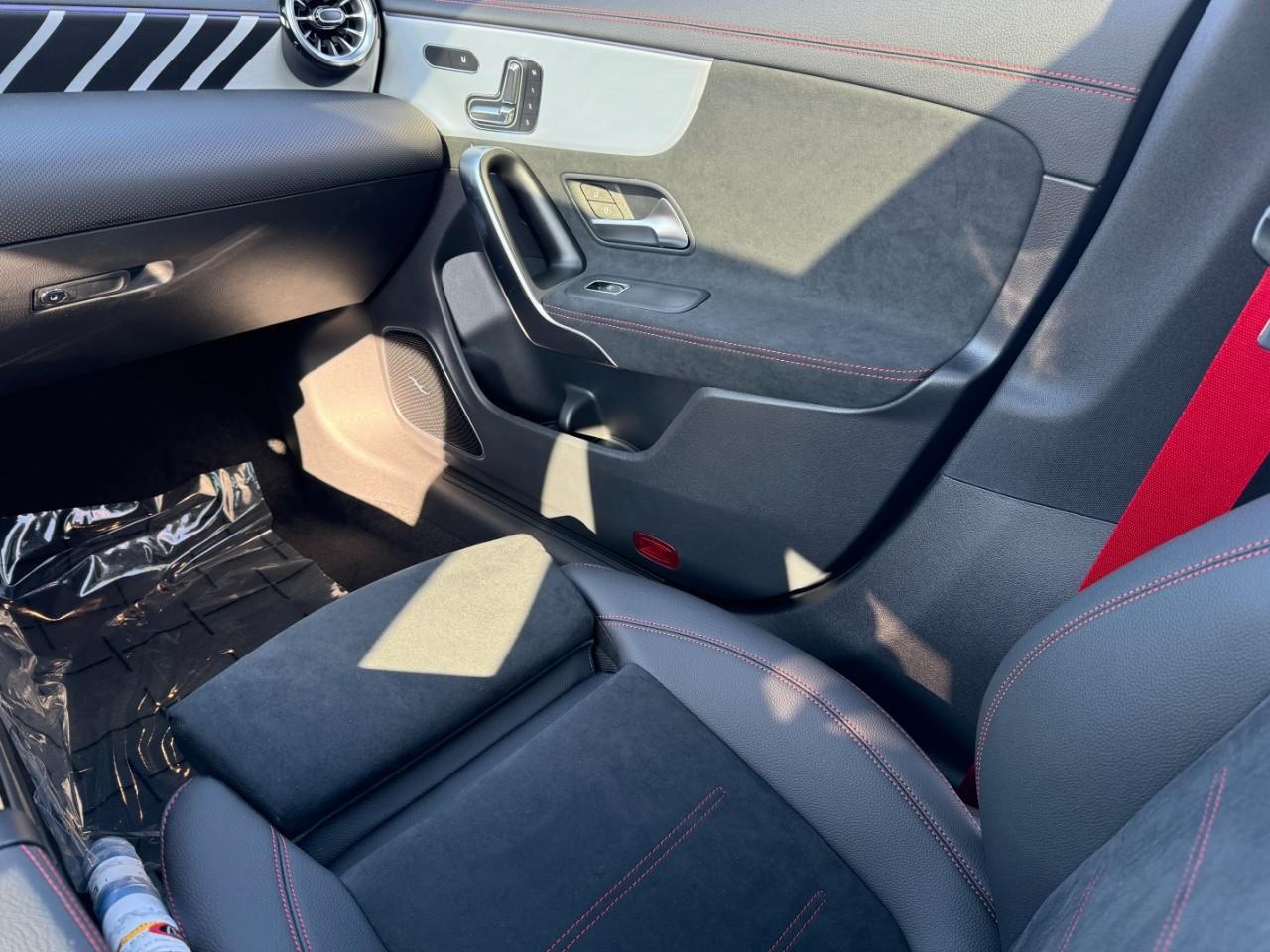 Mercedes-Benz CLA Vehicle Full-screen Gallery Image 11