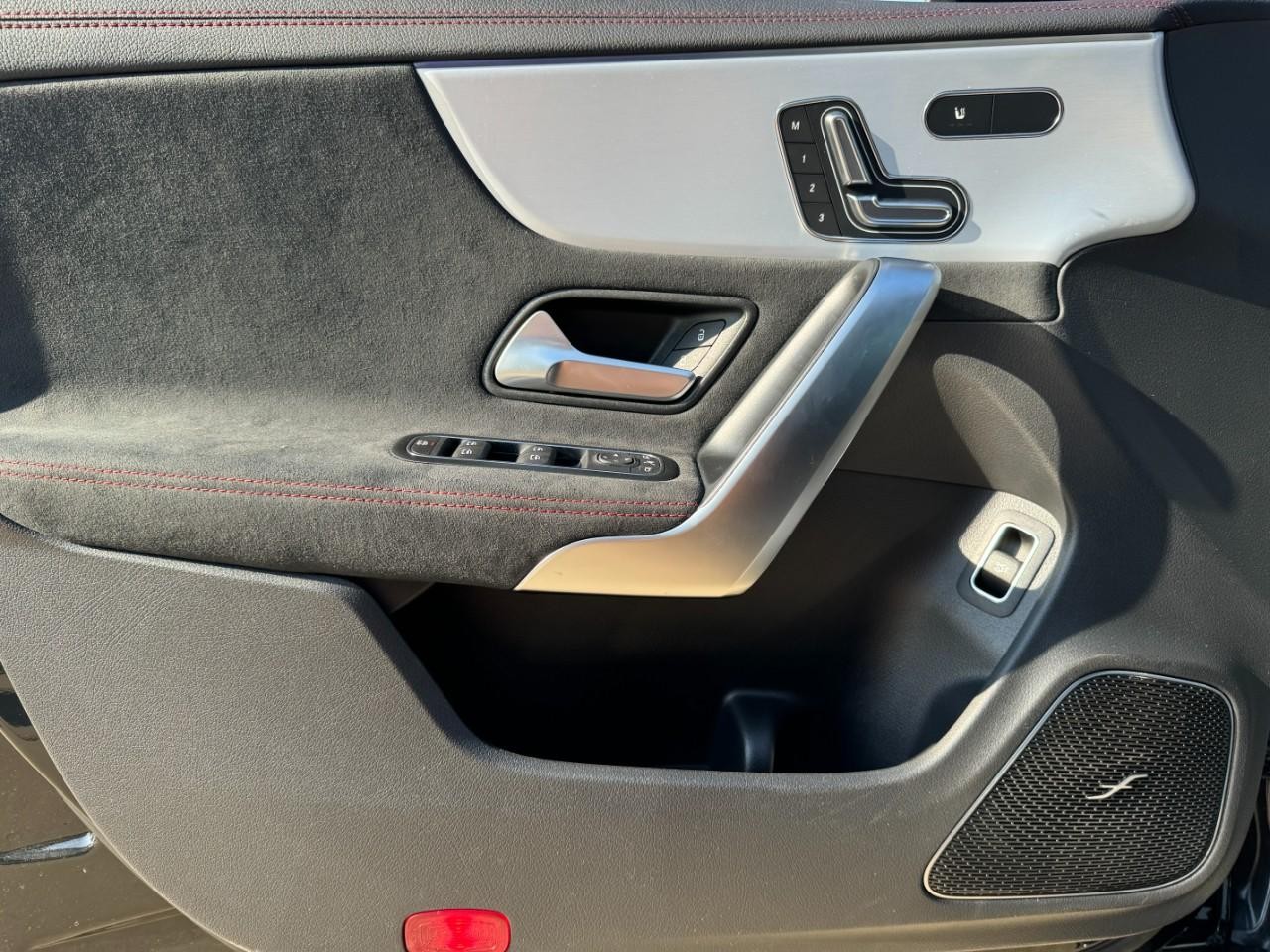 Mercedes-Benz CLA Vehicle Full-screen Gallery Image 15