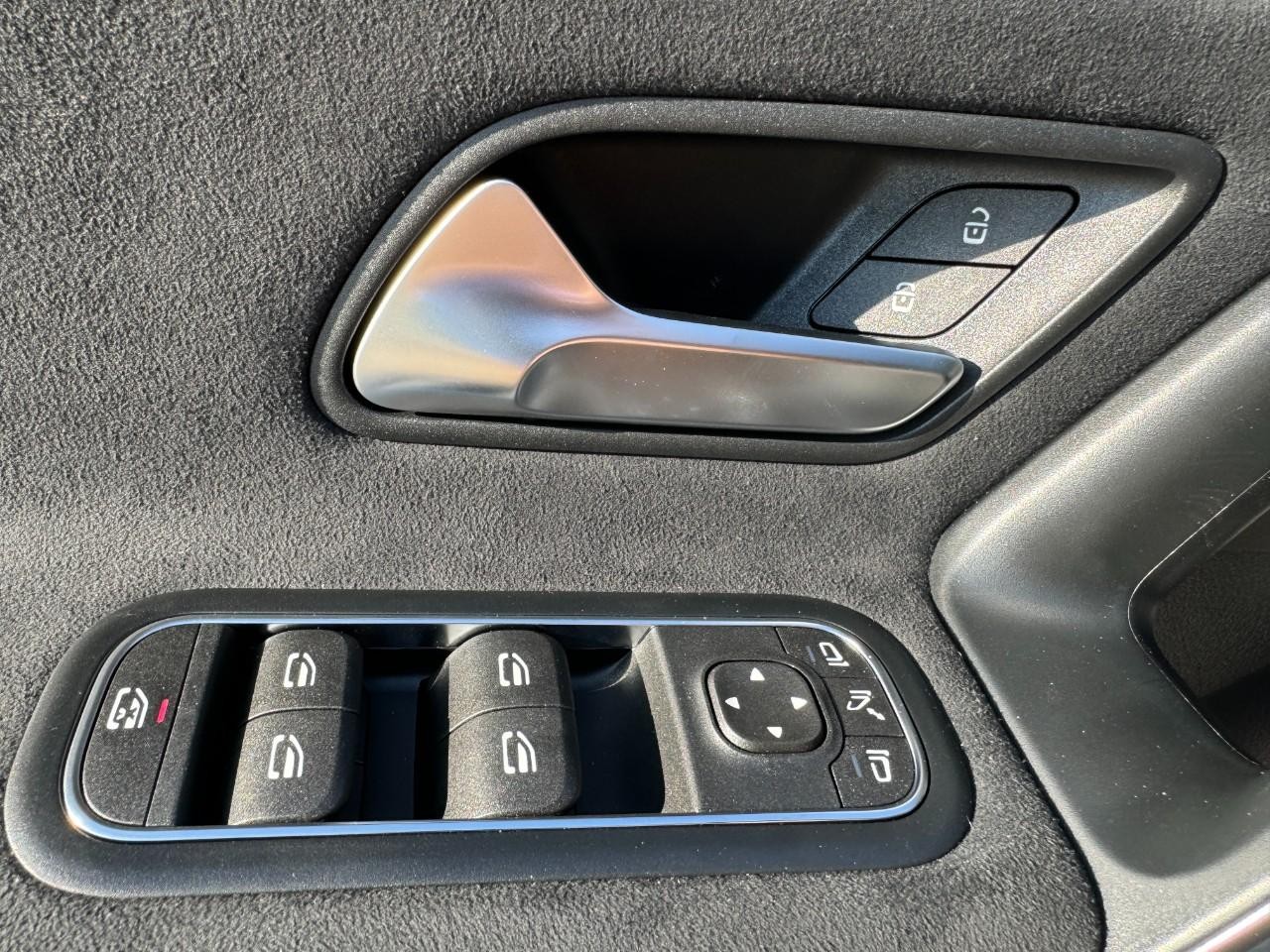 Mercedes-Benz CLA Vehicle Full-screen Gallery Image 17