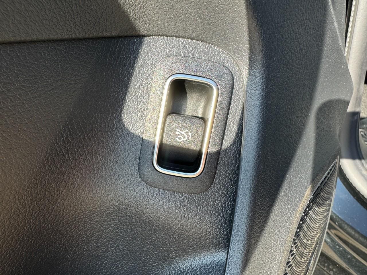 Mercedes-Benz CLA Vehicle Full-screen Gallery Image 18