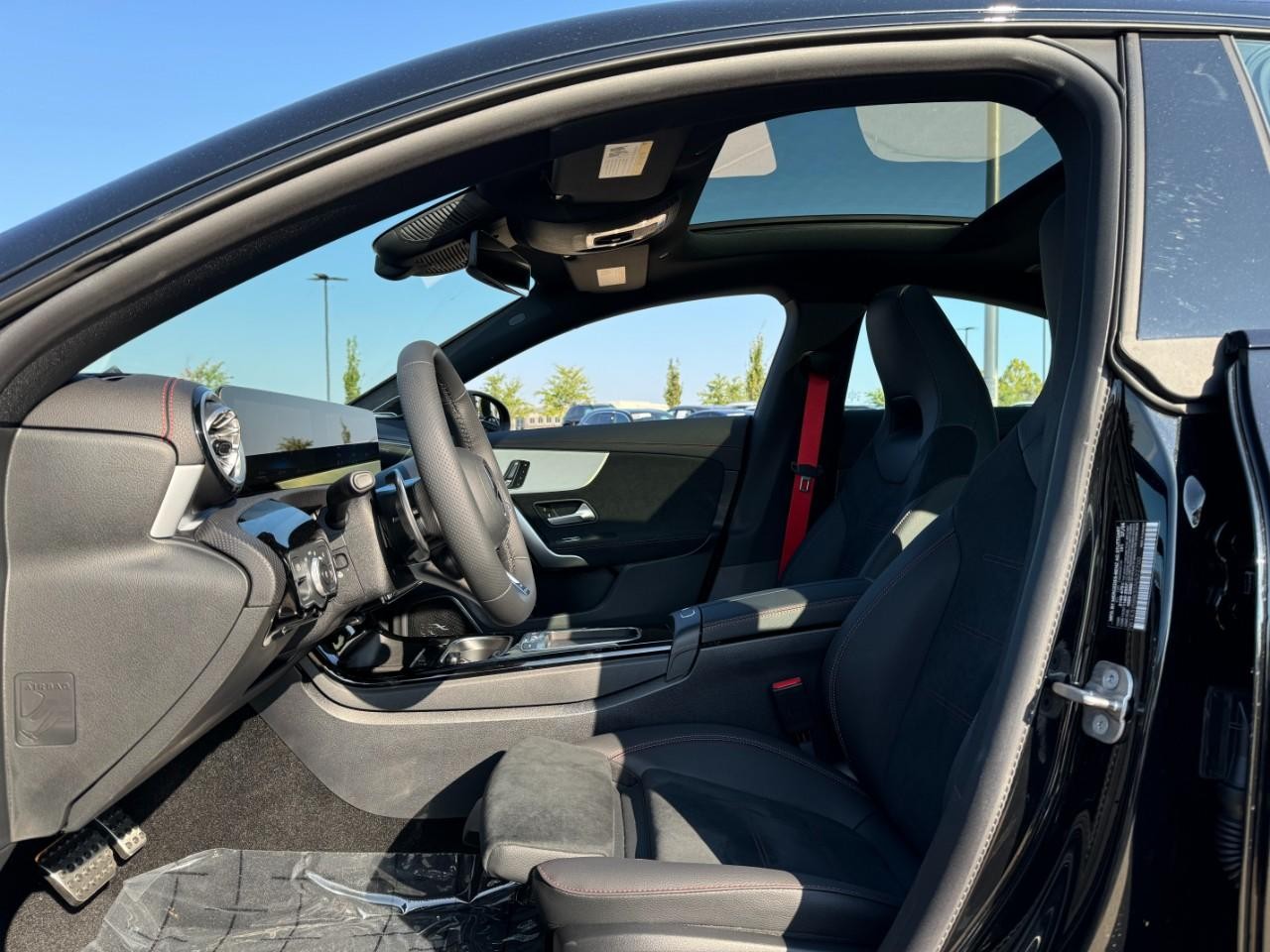 Mercedes-Benz CLA Vehicle Full-screen Gallery Image 19