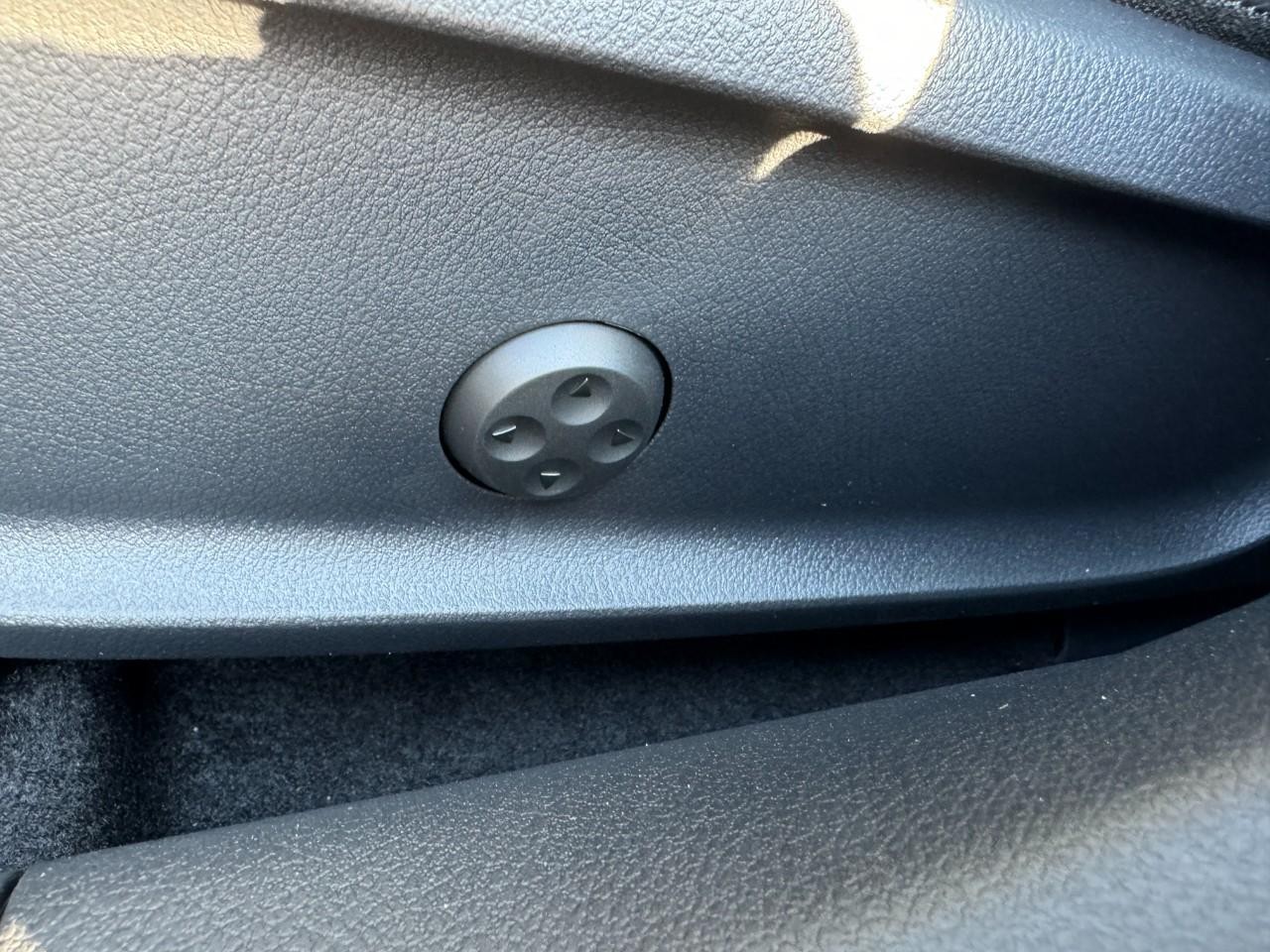 Mercedes-Benz CLA Vehicle Full-screen Gallery Image 20