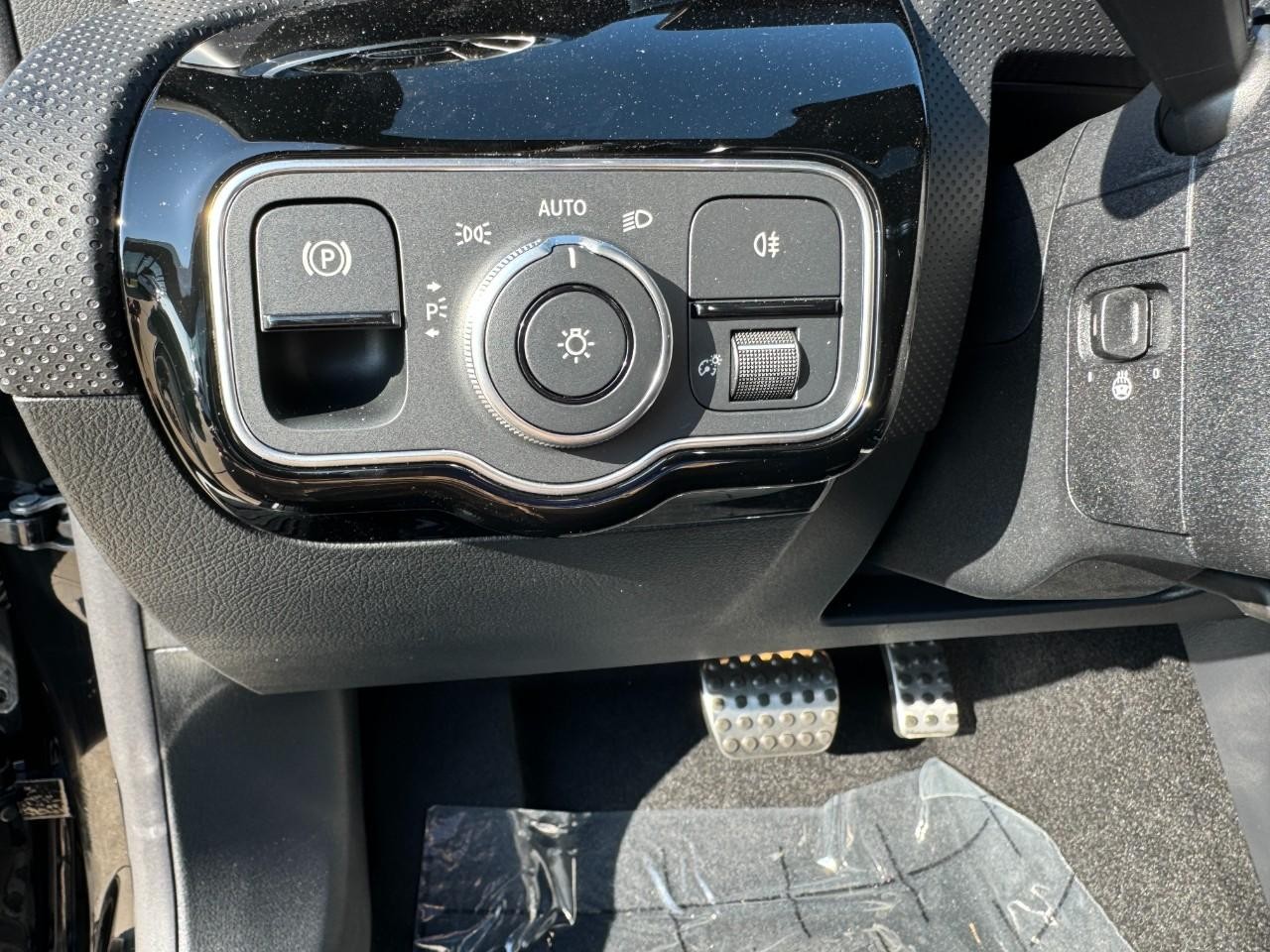 Mercedes-Benz CLA Vehicle Full-screen Gallery Image 22