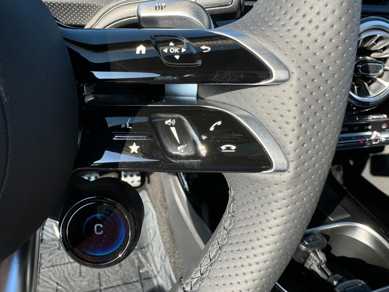 Mercedes-Benz CLA Vehicle Full-screen Gallery Image 24