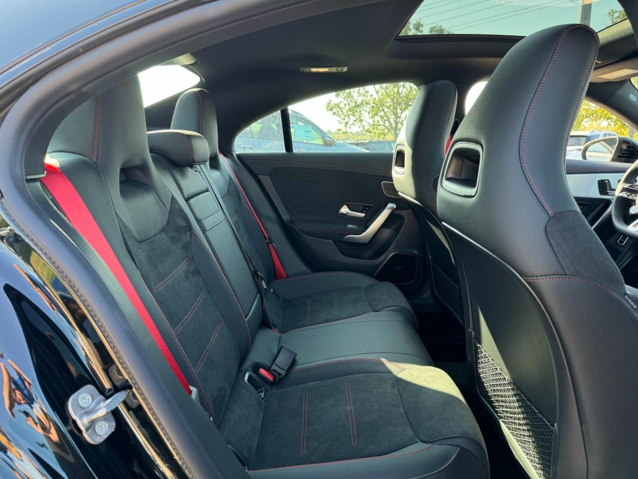 Mercedes-Benz CLA Vehicle Full-screen Gallery Image 27