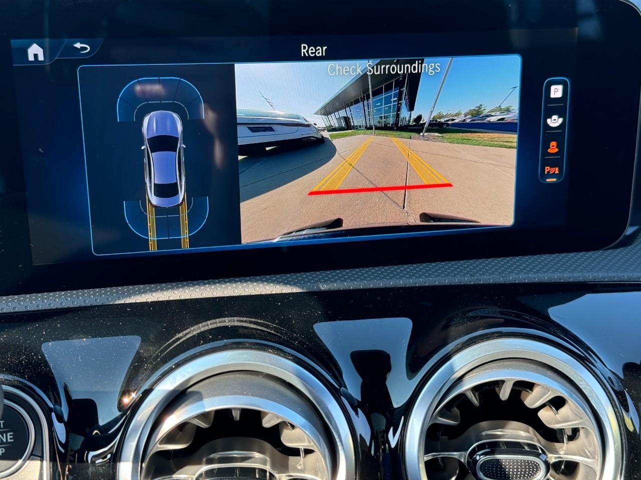 Mercedes-Benz CLA Vehicle Full-screen Gallery Image 31