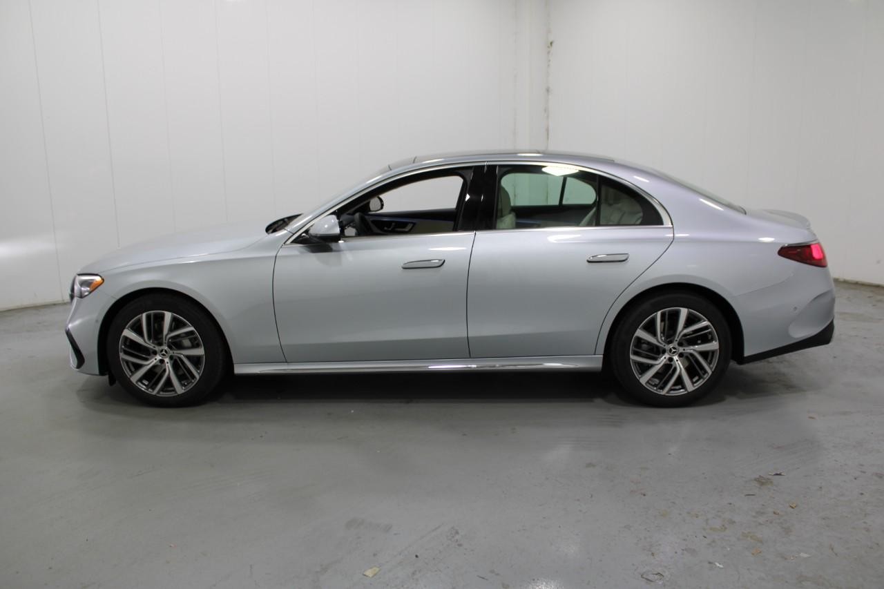 Mercedes-Benz E-Class Vehicle Full-screen Gallery Image 2