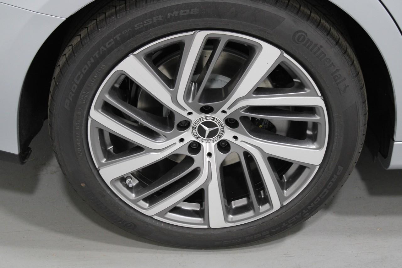 Mercedes-Benz E-Class Vehicle Full-screen Gallery Image 5