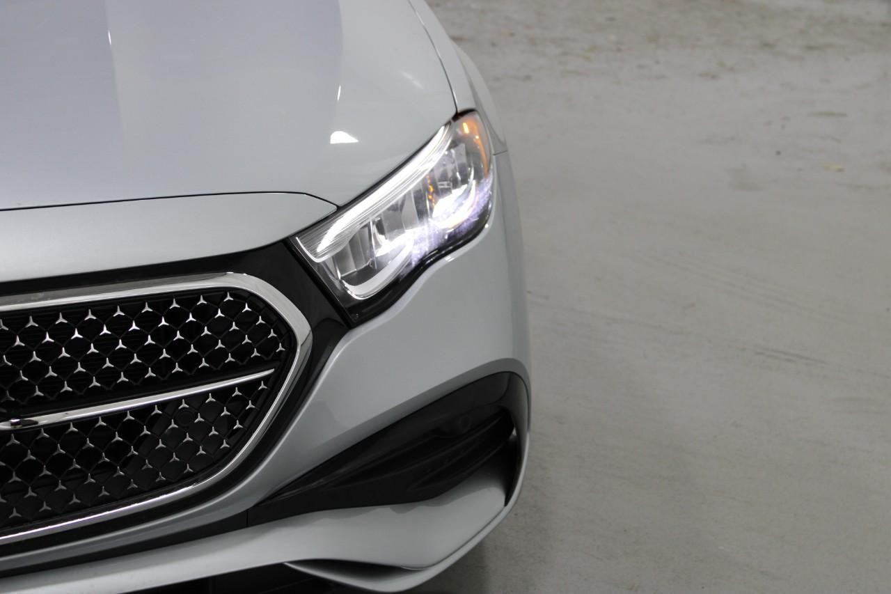 Mercedes-Benz E-Class Vehicle Full-screen Gallery Image 9