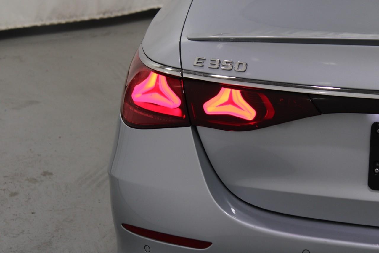 Mercedes-Benz E-Class Vehicle Full-screen Gallery Image 11