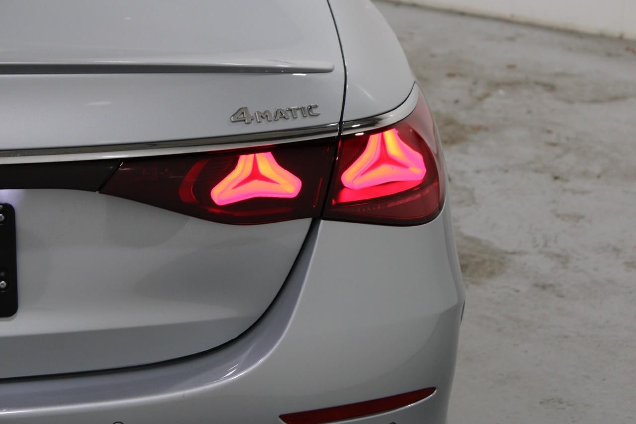 Mercedes-Benz E-Class Vehicle Full-screen Gallery Image 12