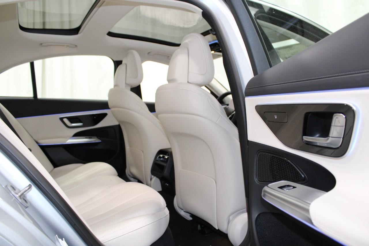 Mercedes-Benz E-Class Vehicle Full-screen Gallery Image 13