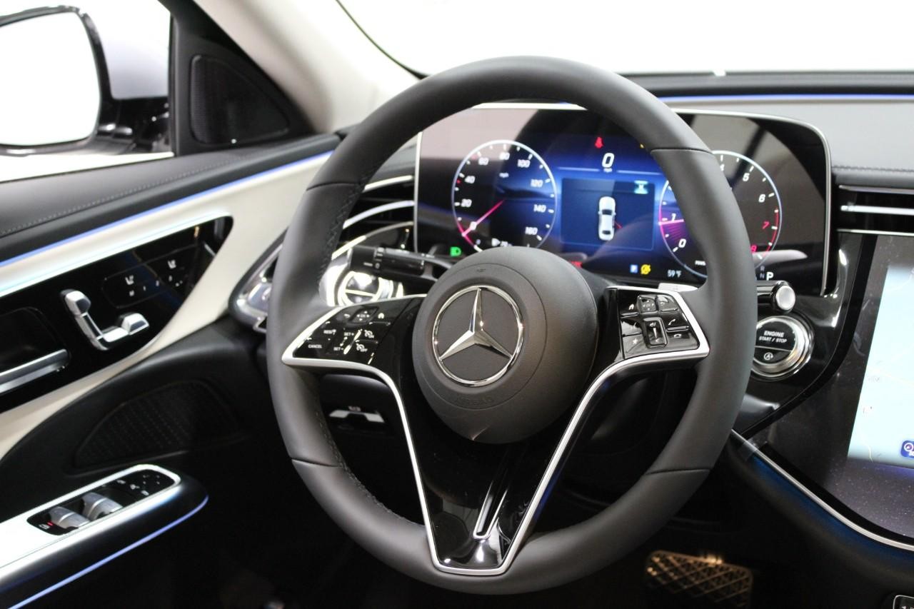 Mercedes-Benz E-Class Vehicle Full-screen Gallery Image 15