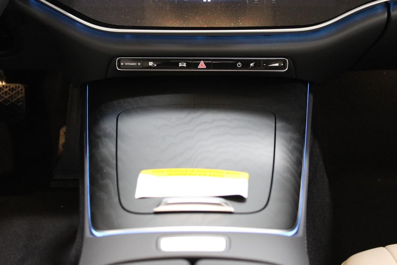 Mercedes-Benz E-Class Vehicle Full-screen Gallery Image 17