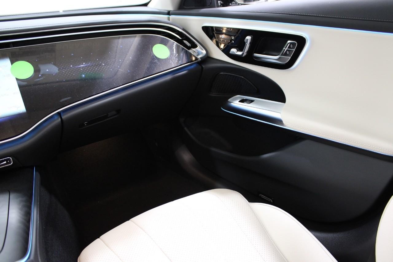 Mercedes-Benz E-Class Vehicle Full-screen Gallery Image 19