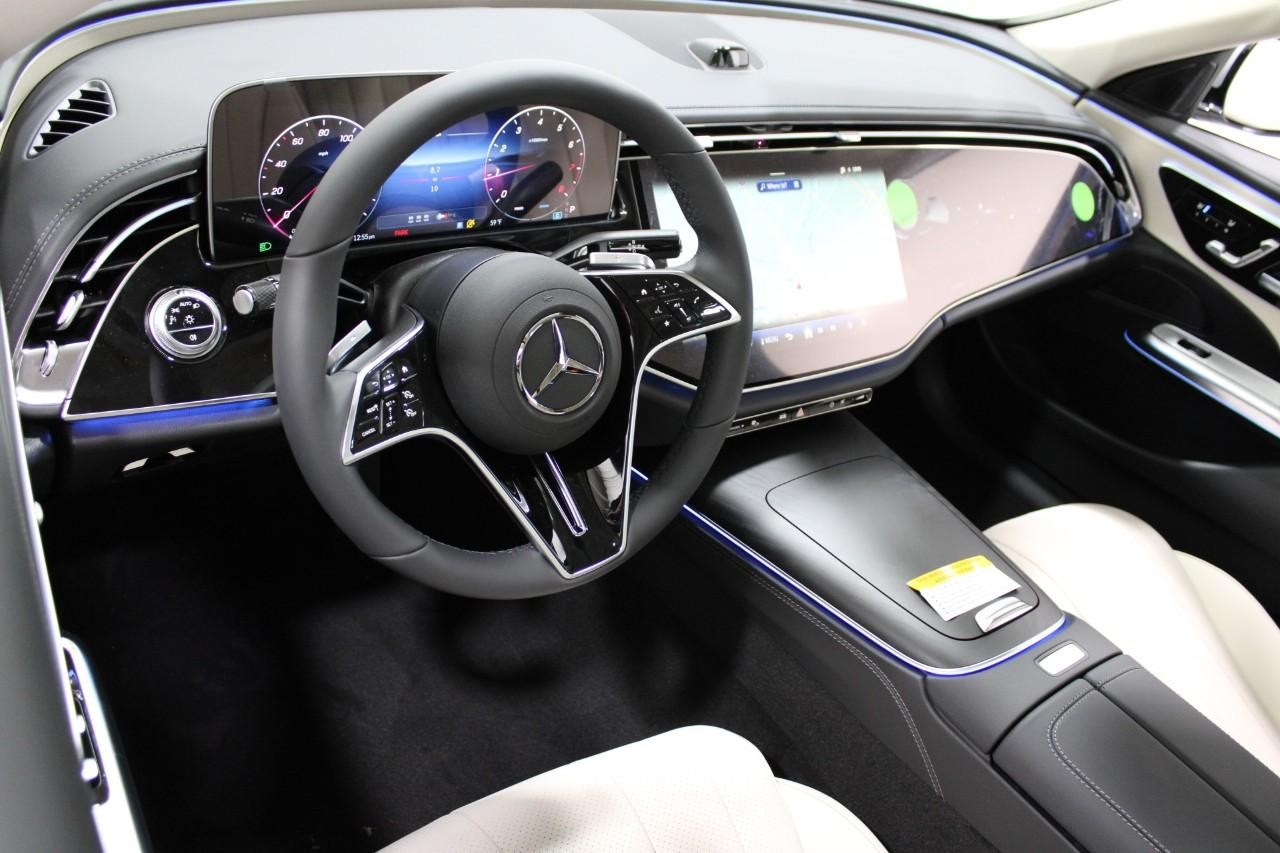 Mercedes-Benz E-Class Vehicle Full-screen Gallery Image 20