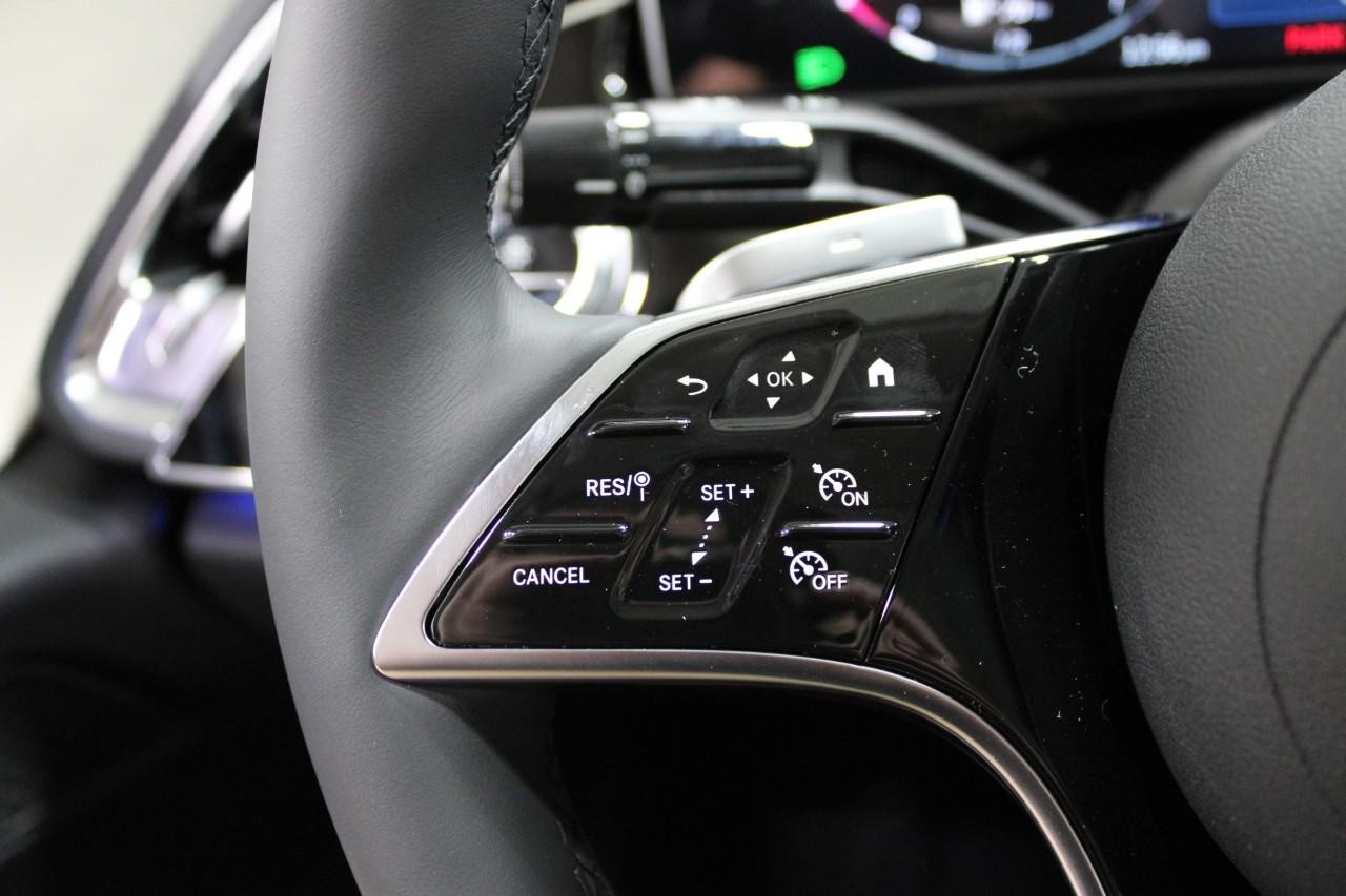 Mercedes-Benz E-Class Vehicle Full-screen Gallery Image 21