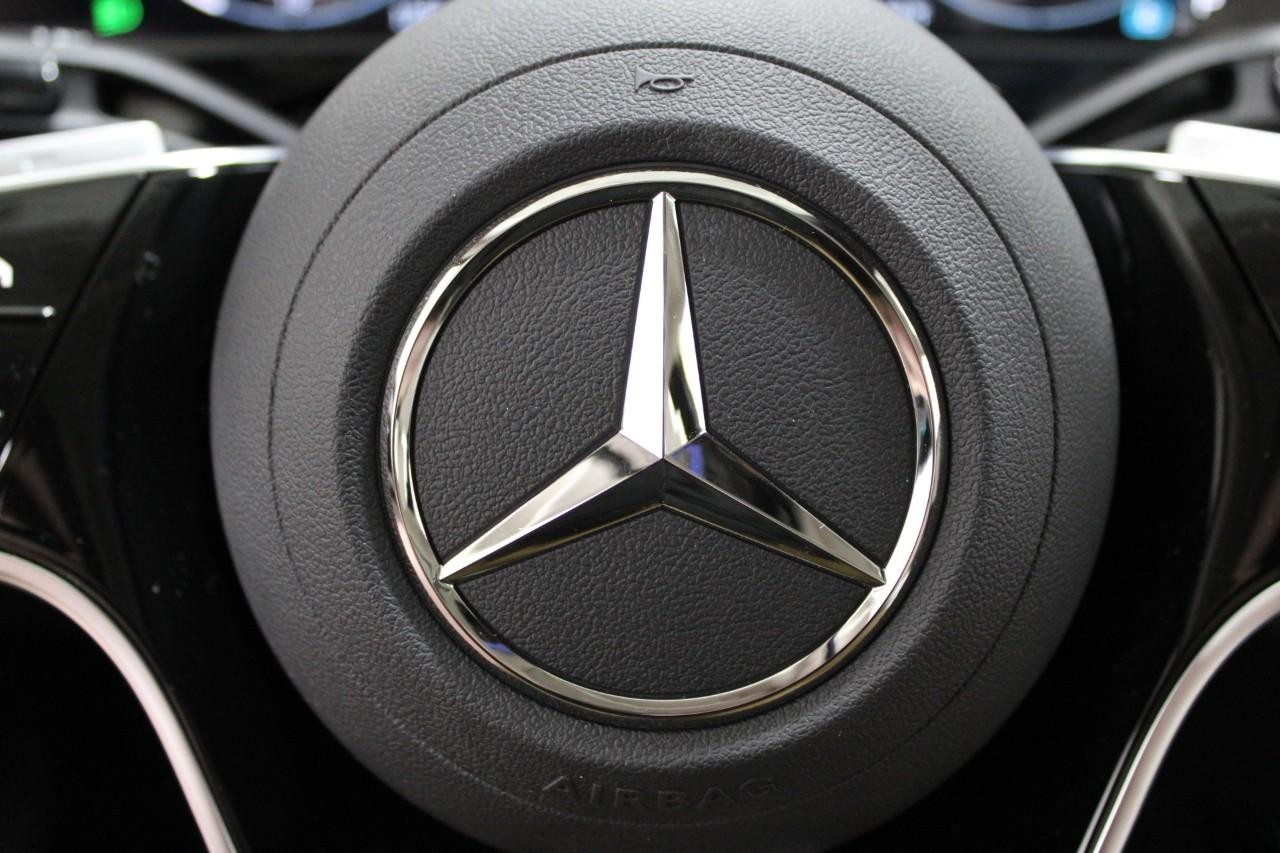 Mercedes-Benz E-Class Vehicle Full-screen Gallery Image 22