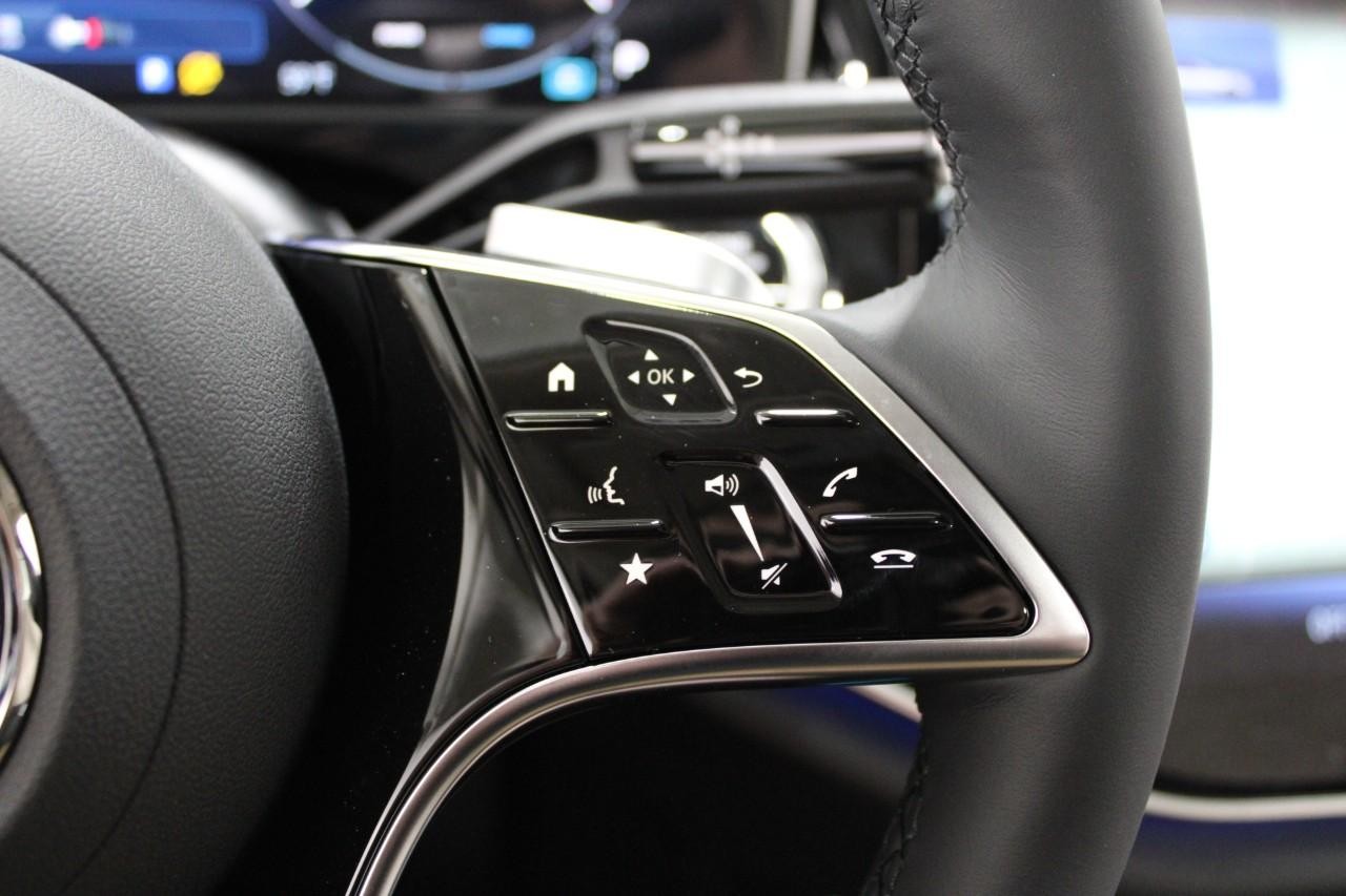 Mercedes-Benz E-Class Vehicle Full-screen Gallery Image 23