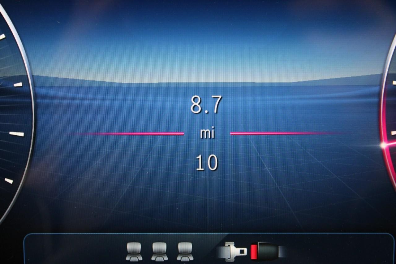 Mercedes-Benz E-Class Vehicle Full-screen Gallery Image 25