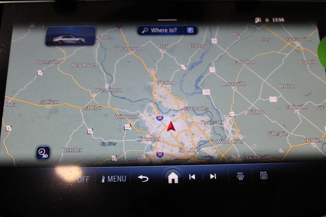 Mercedes-Benz E-Class Vehicle Full-screen Gallery Image 26