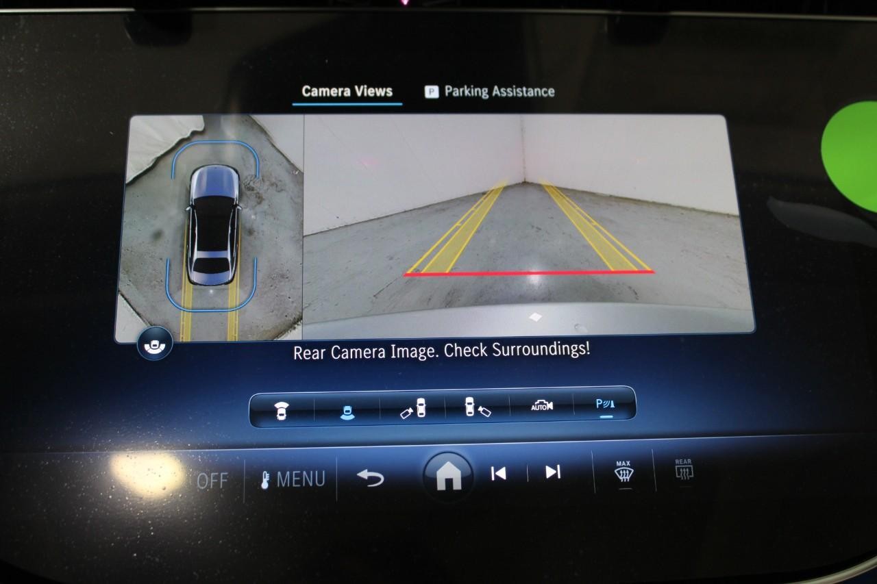 Mercedes-Benz E-Class Vehicle Full-screen Gallery Image 27