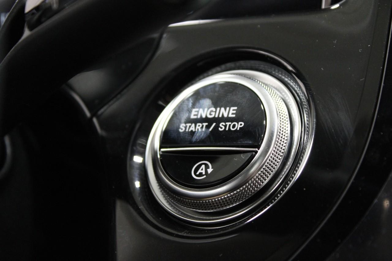 Mercedes-Benz E-Class Vehicle Full-screen Gallery Image 28