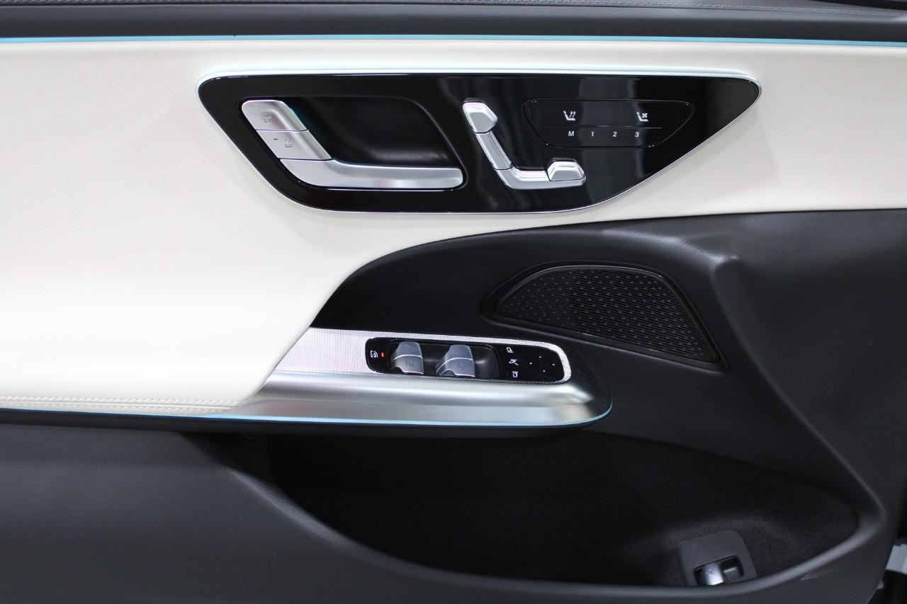 Mercedes-Benz E-Class Vehicle Full-screen Gallery Image 29