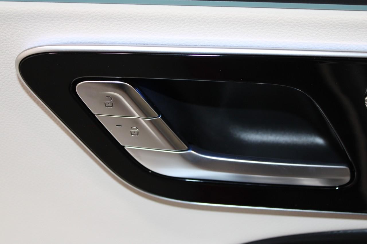 Mercedes-Benz E-Class Vehicle Full-screen Gallery Image 30