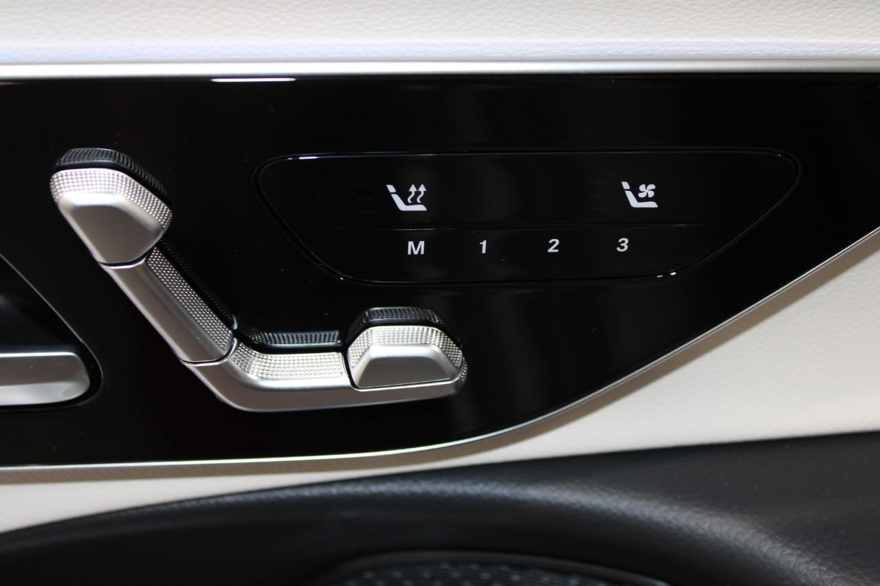 Mercedes-Benz E-Class Vehicle Full-screen Gallery Image 31