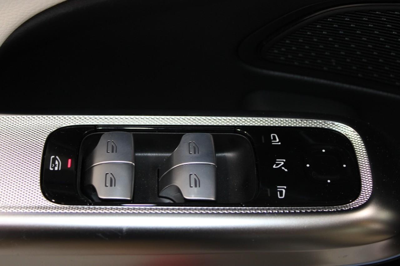 Mercedes-Benz E-Class Vehicle Full-screen Gallery Image 32