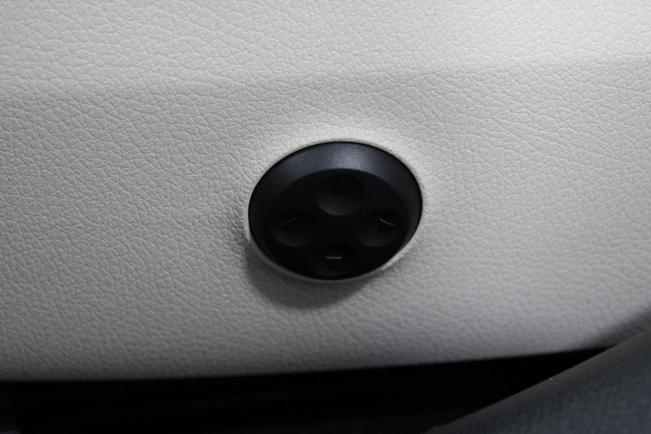 Mercedes-Benz E-Class Vehicle Full-screen Gallery Image 33