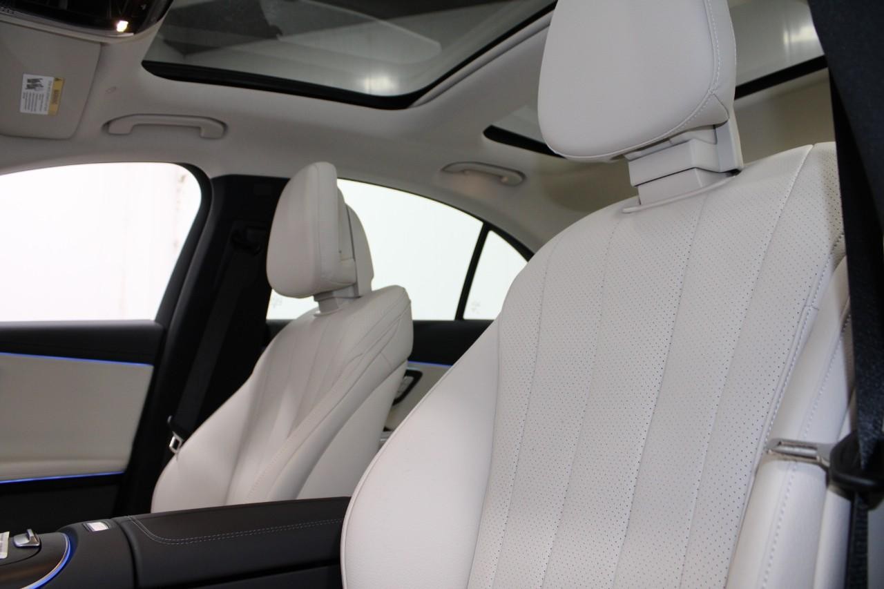 Mercedes-Benz E-Class Vehicle Full-screen Gallery Image 34