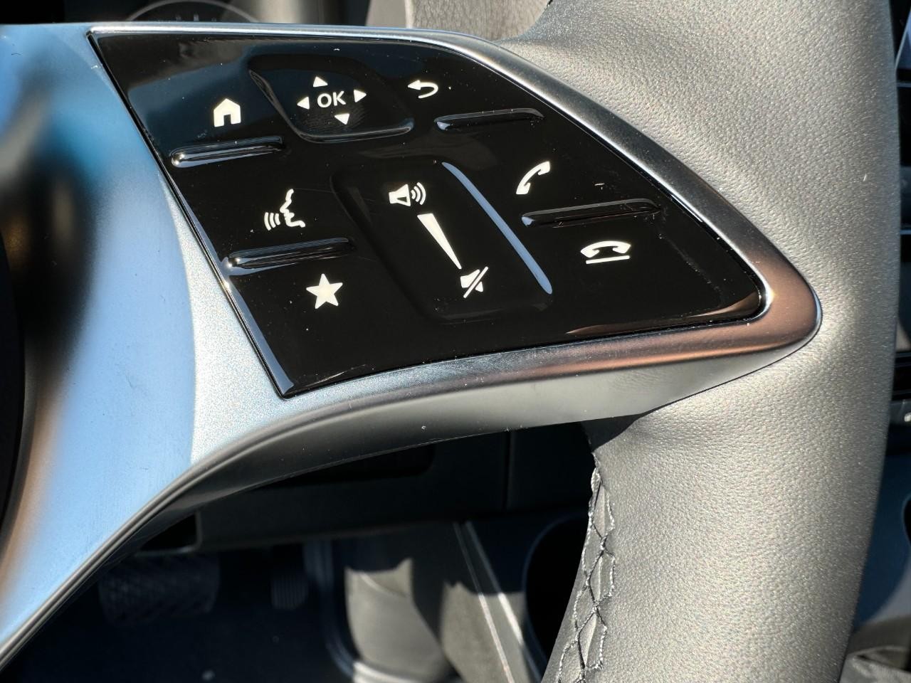 Mercedes-Benz Sprinter Cargo Van Vehicle Full-screen Gallery Image 27