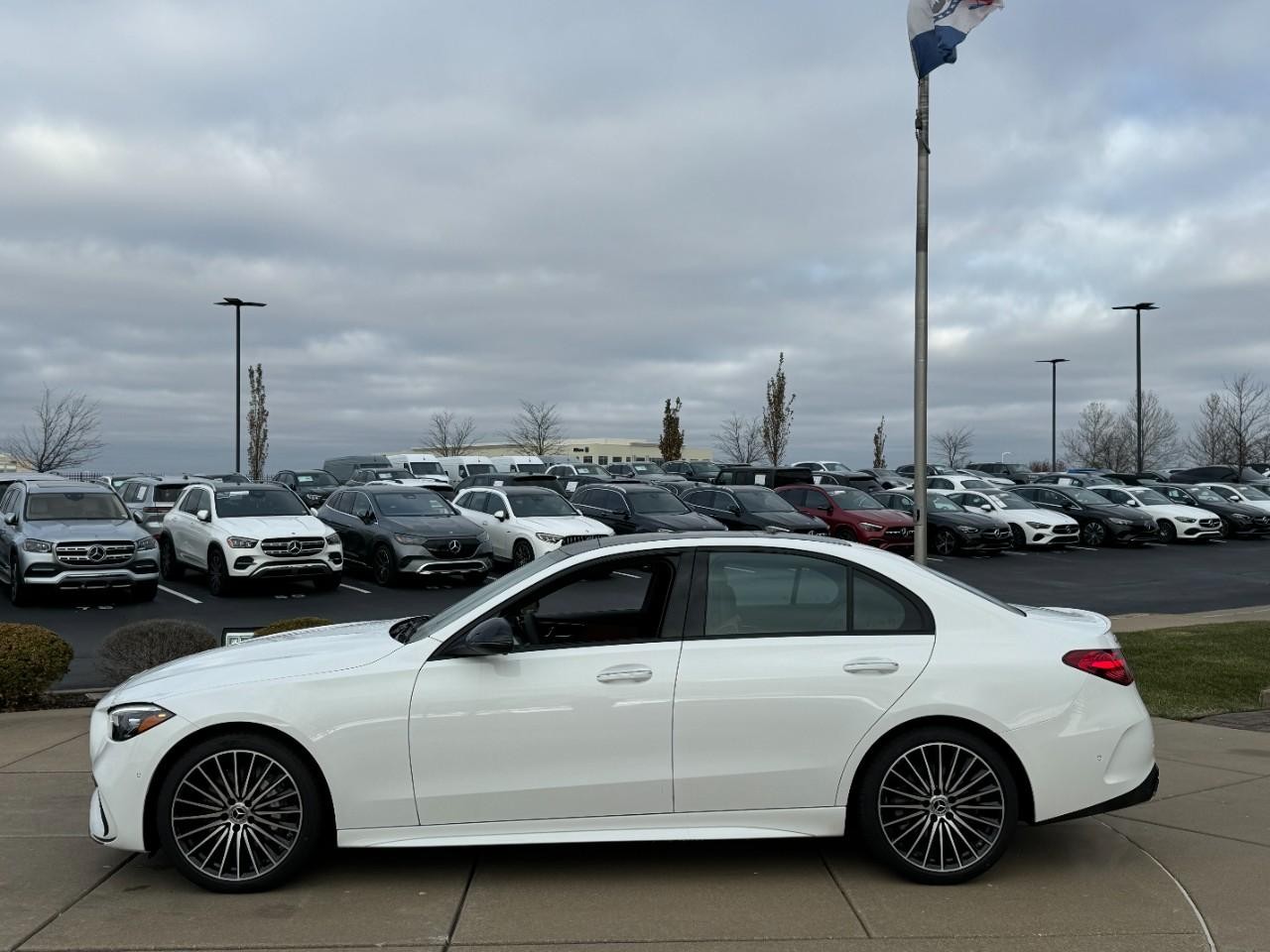 Mercedes-Benz C-Class Vehicle Full-screen Gallery Image 2
