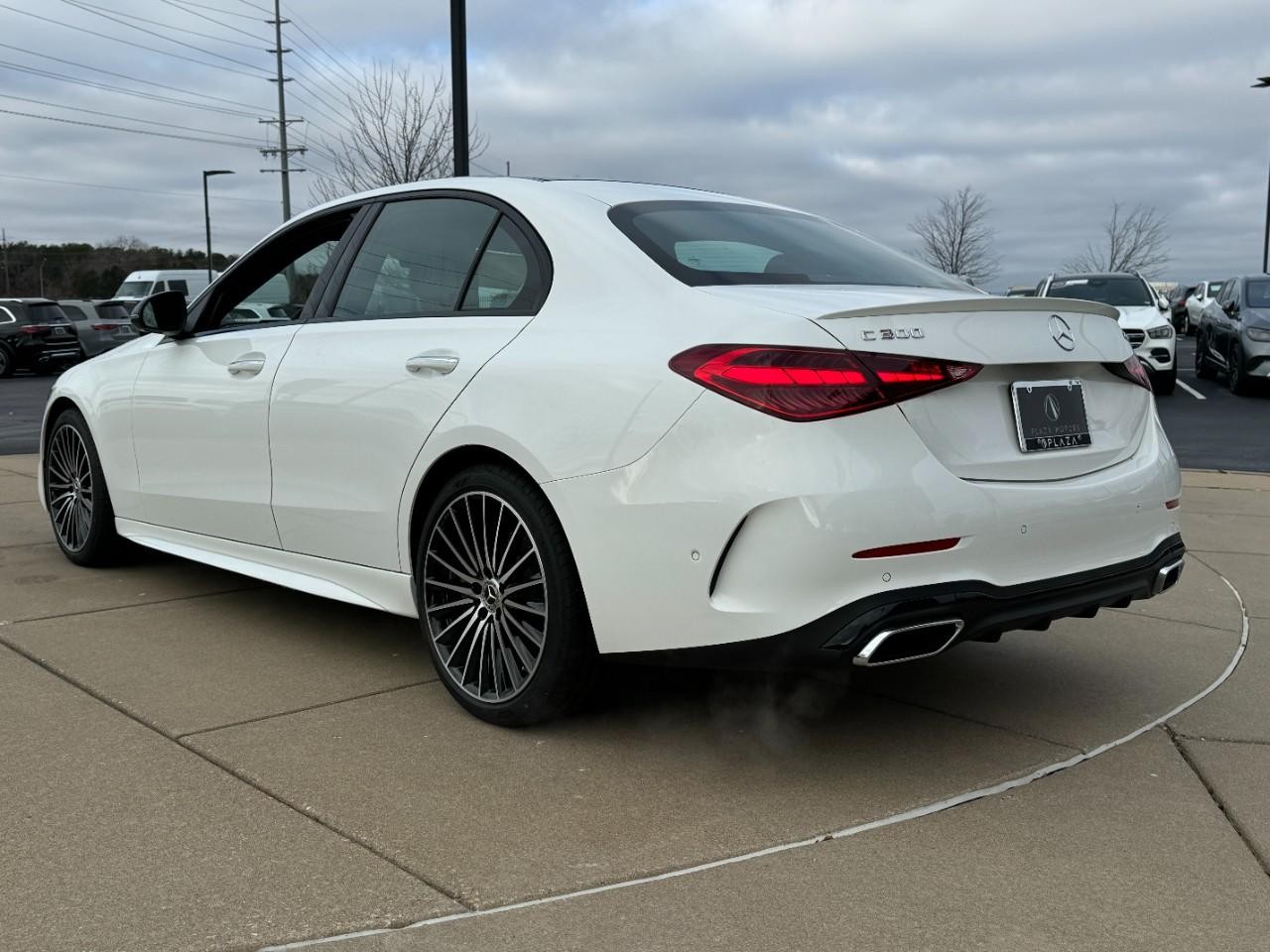 Mercedes-Benz C-Class Vehicle Full-screen Gallery Image 3