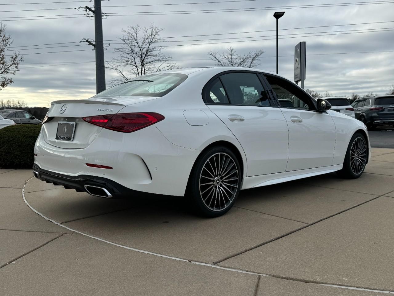 Mercedes-Benz C-Class Vehicle Full-screen Gallery Image 4