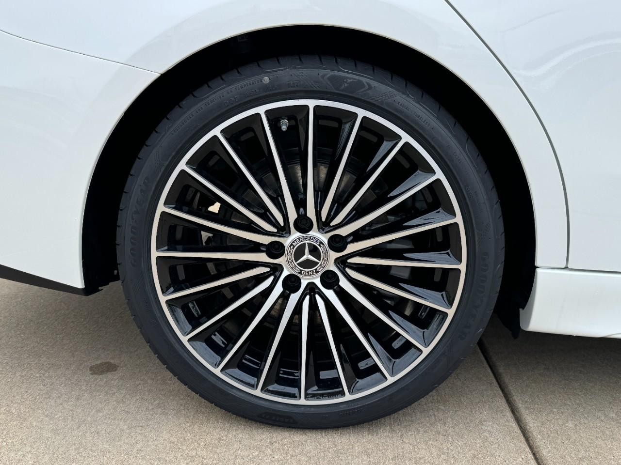 Mercedes-Benz C-Class Vehicle Full-screen Gallery Image 5