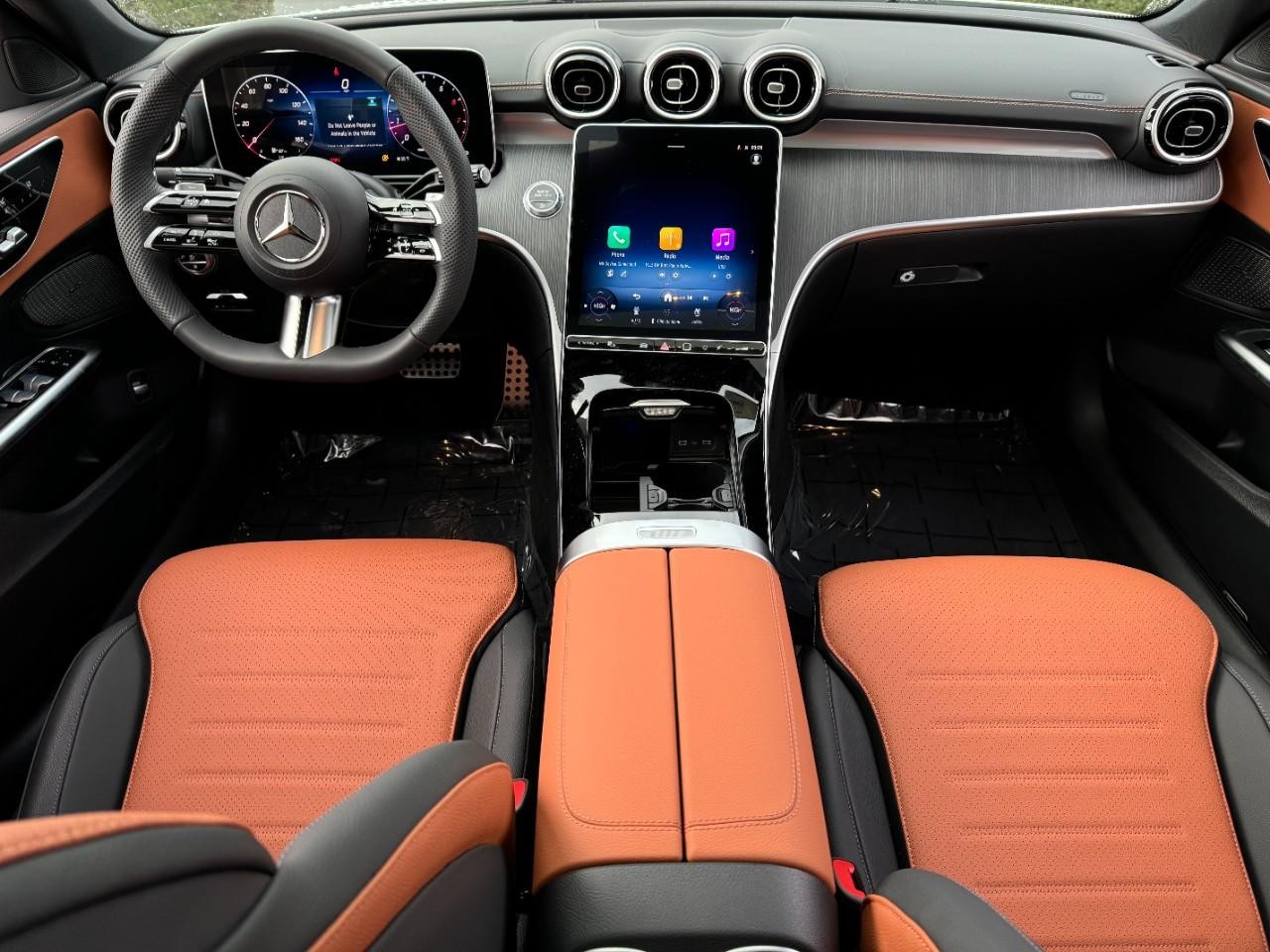 Mercedes-Benz C-Class Vehicle Full-screen Gallery Image 6