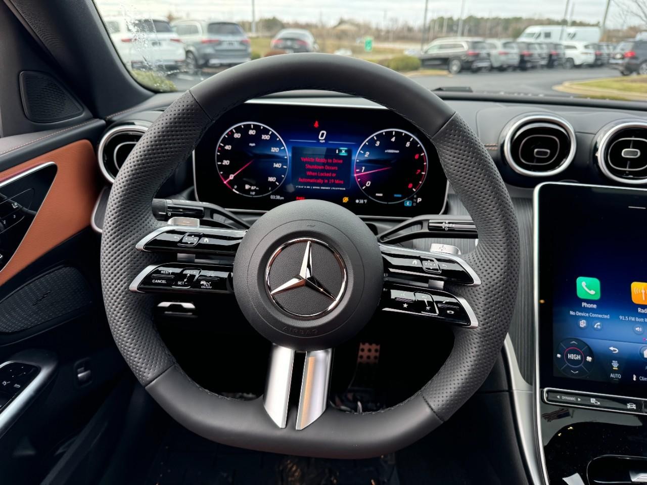 Mercedes-Benz C-Class Vehicle Full-screen Gallery Image 7