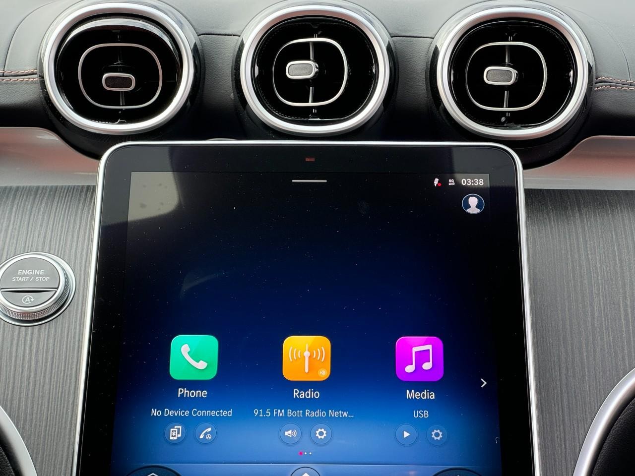 Mercedes-Benz C-Class Vehicle Full-screen Gallery Image 8