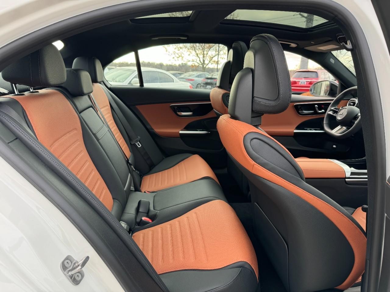 Mercedes-Benz C-Class Vehicle Full-screen Gallery Image 9