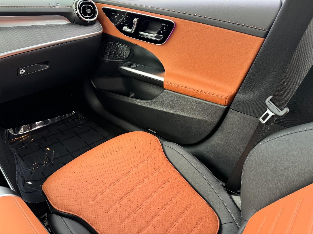 Mercedes-Benz C-Class Vehicle Full-screen Gallery Image 10