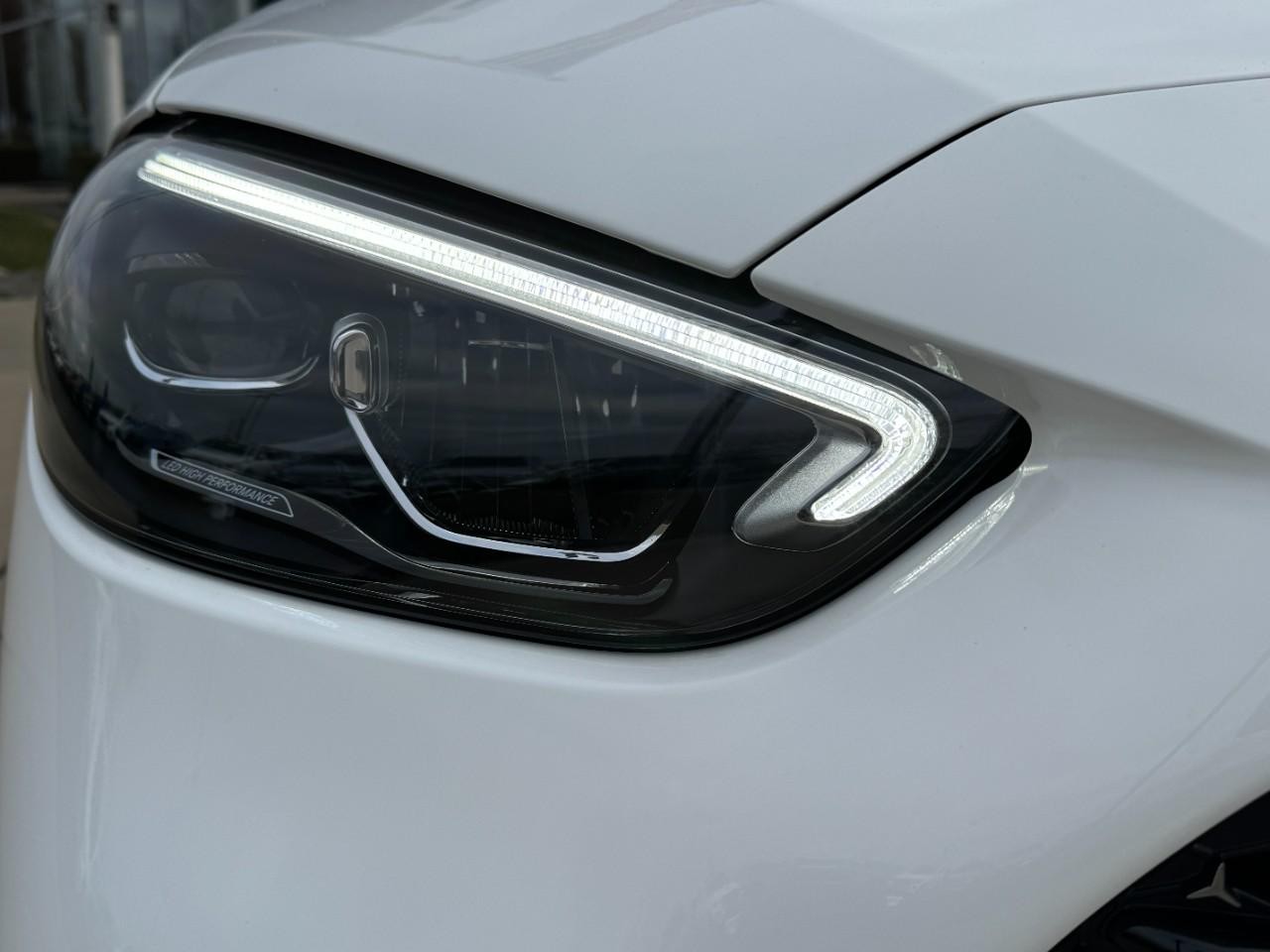 Mercedes-Benz C-Class Vehicle Full-screen Gallery Image 12